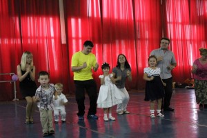 дети танцуют с родителями